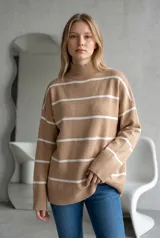 Sweater de punto con diseño a rayas horizontales en color marrón y blanco, cuello alto tipo media polera y corte holgado.