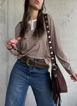 Remera de manga larga a rayas horizontales en tono tostado y blanco, con cuello redondo y cartera de botones frontal.