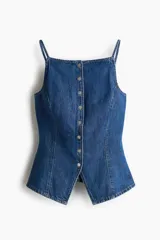 Chaleco sastrero en denim de algodón rígido, con escote recto, breteles finos y cierre frontal de botones metálicos. Presenta costuras princesa al frente y una abertura pronunciada en el dobladillo inferior.