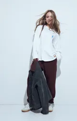 Babucha deportiva de algodón con interior de felpa, bolsillos laterales, cintura elástica y puños ajustados en los tobillos.