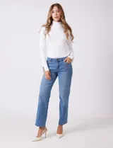 Jean recto de tiro medio, color celeste claro, con puños doblados.