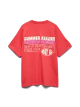Remera de manga corta Vero Moda modelo Alina Caty, color rojo, con cuello redondo, calce regular y estampado circular en el pecho con la palabra "Atelier". Confeccionada en jersey de algodón orgánico.