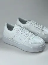 Championes blancos de estilo casual, con cordones y suela de goma.