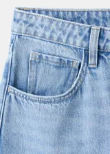 Jeans de corte recto y tiro medio en color azul claro, con diseño clásico de cinco bolsillos y acabado ligeramente deslavado.