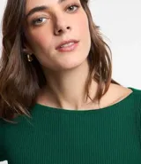 Vestido midi de punto acanalado, con diseño ajustado al cuerpo, cuello barco y mangas largas. Confeccionado en tejido de punto texturizado.