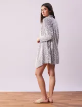 Bata de tejido soft color gris con estampado animal print, bolsillos laterales y lazo para ajustar en la cintura.