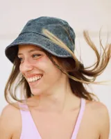 Gorro tipo bucket color borgoña con logo bordado al frente.