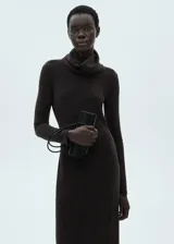 Vestido midi de punto en color marrón oscuro, con cuello alto vuelto, manga larga y corte ajustado al cuerpo.