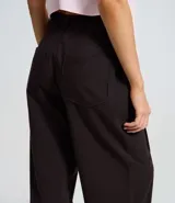 Pantalón de sastrería con diseño recto y estampado de raya de tiza. Presenta cintura media, cierre frontal con cremallera y botón, y un corte estructurado.