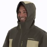 Campera impermeable Merrell modelo Bravo Hard Shell, diseñada para actividades outdoor. Presenta un diseño bicolor en tonos verde oscuro y beige, con capucha ajustable, cierre frontal completo y bolsillos laterales con cierre. Confeccionada en poliéster ripstop con membrana técnica de alta impermeabilidad y transpirabilidad, cuenta con costuras selladas para mayor protección.