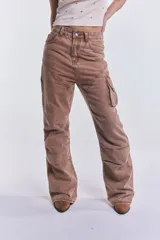 Pantalón cargo de denim color camel, de tiro medio y corte suelto.