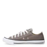 Championes Converse Chuck Taylor All Star de corte bajo, confeccionados en lona de algodón color taupe. Presentan puntera de goma blanca, cordones al tono y suela de plataforma con la clásica franja negra distintiva de la marca.