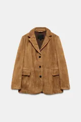 Chaqueta oversize de piel de ante color marrón de la ZW Collection de Zara, con cuello solapa, manga larga, bolsillos delanteros con solapa, forro interior y cierre frontal de botones.