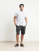 Bermuda verde de corte recto.