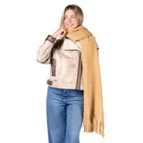 Bufanda de tejido de punto acanalado en color camel, con diseño largo y terminaciones en flecos.