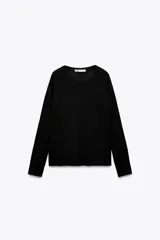 Jersey de punto de manga larga con cuello redondo y diseño básico. Presenta acabados en rib y aberturas laterales en el bajo.