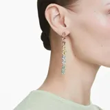 Aros largos con baño de oro y diseño asimétrico con cristales multicolores engarzados en forma de burbuja. Cierre de mariposa.