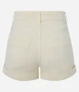 Short de sarga color celeste, de corte ajustado y cintura alta, con cierre frontal y bolsillos laterales.