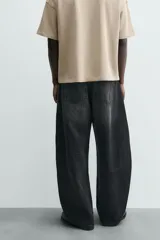 Jeans de hombre, corte balloon fit, tiro medio, confeccionados en denim rígido de algodón. Presentan un efecto lavado con un marcado degradado vertical, cinco bolsillos y cierre frontal con cremallera y botón.
