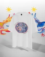 Remera blanca de manga corta, con corte holgado y diseño gráfico estampado en el pecho con la leyenda 'No Art Uruguay' y 'Castillo de Piria'.