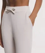 Pantalón jogger deportivo color verde oliva, con cintura elástica ajustable con lazo y tobillos ajustados.