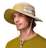 Gorro tipo pescador de color mostaza, con ala ancha, cordón ajustable con ceñidor y tecnología Omni-Wick para absorción de sudor.