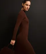 Vestido midi de punto acanalado, color negro, con cuello alto y mangas largas. Presenta un corte ajustado al cuerpo.