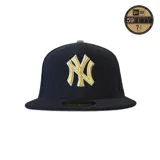 Gorra New Era modelo 59FIFTY de los New York Yankees, color negro con el logo del equipo bordado en hilo dorado en el frente. Diseño de visera plana y estructura cerrada.