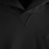 Canguro New Balance color negro, con capucha, bolsillo frontal tipo canguro y logo de la marca bordado en el pecho.