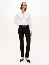 Jeans denim de corte slim en color negro, diseño clásico de cinco bolsillos y trabillas para cinturón.
