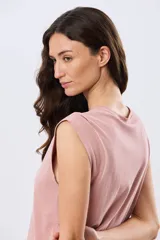 Musculosa de algodón color rosado con cuello redondo y diseño holgado.