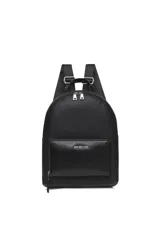 Mochila negra de cuero sintético con bolsillo frontal con cierre y logo de la marca.