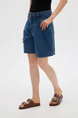 Short de jean negro de tiro alto, corte ancho, con pinzas delanteras y presillas para cinto.