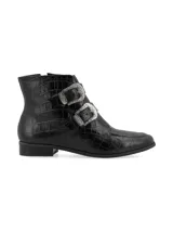 Botín de cuero vacuno con textura efecto croco, color negro. Presenta un diseño de caña baja con dos correas ajustables sobre el empeine, decoradas con hebillas metálicas plateadas de estilo western. Cuenta con taco bajo cuadrado y cierre lateral interno.