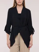 Chaqueta liviana color beige de silueta fluida y diseño abierto, con solapa caída, cintura con cordón ajustable y mangas 3/4 con presilla y argolla metálica.