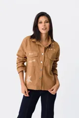 Campera verde militar de algodón con mangas largas y cuello camisero. Estampado en la espalda con la frase "Trouble Maker" y una estrella.