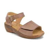 Sandalias de cuero color visón, con plataforma baja y cierre con hebilla y velcro.