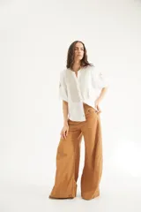 Pantalón wide leg de tiro medio con bolsillos delanteros y traseros, confeccionado en mezcla de lino y algodón.
