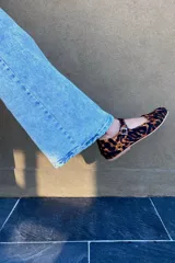 Zapato tipo Mary Jane con estampado animal print, capellada, forro y plantilla 100% de cuero. Ajuste con hebilla.