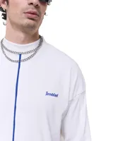 Buzo blanco de manga larga con cuello redondo y vivo azul que recorre el frente. Logo Temblad estampado en el pecho.