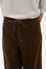 Pantalon de jean color natural, de corte baggy con cintura media, bolsillos laterales amplios y ajuste mediante cordón en la cintura.