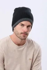 Gorro tejido reversible de diseño bicolor, con una cara en color negro y otra en gris, confeccionado en punto acanalado.