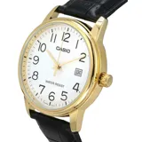 Reloj analógico Casio con caja redonda de acero inoxidable en tono dorado y esfera blanca con números arábigos negros. Cuenta con visor de fecha y correa de cuero negro con textura de cocodrilo.