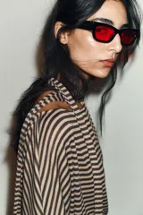 Top de manga larga con cuello barco, estampado de rayas horizontales en beige y negro, y un cinturón ajustable a juego.