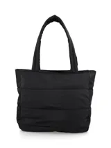 Bolso tipo tote negro, confeccionado en material textil acolchonado, con diseño matelasse horizontal. Cuenta con asas de hombro acolchadas y logo metálico frontal.