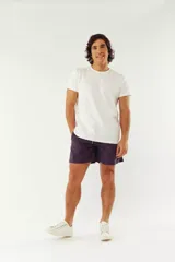 Short de baño de corte clásico, color azul marino, con cintura elástica y cordón ajustable. Cuenta con dos bolsillos laterales, un bolsillo trasero con cierre de velcro y logo bordado en la pierna.