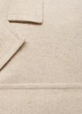 Chaqueta de corte recto con tejido de espiga, cuello de solapa con muesca, cierre frontal con botones y cuatro bolsillos de solapa en la parte delantera.