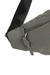 Riñonera negra con cierre frontal y correa ajustable con hebilla.