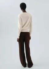 Jersey de cuello redondo y manga larga, confeccionado en tejido de punto fino de cachemira con diseño recto.