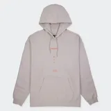 Canguro beige con capucha y cordones ajustables. Tiene un bolsillo tipo canguro y un estampado con el logo de Converse, tres puntos y coordenadas. El corte es holgado y el tejido es de vellón premium semicepillado.